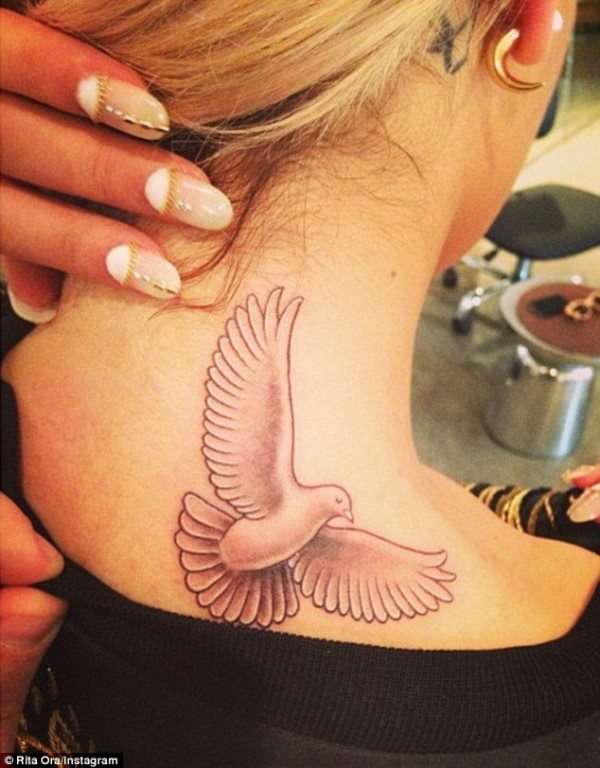 Tatuajes en el cuello: paloma