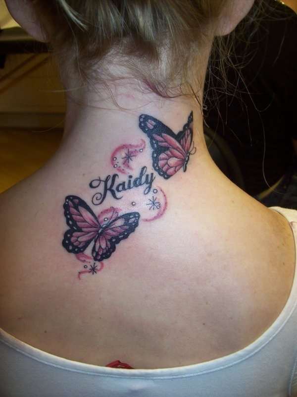 Tatuajes en el cuello: mariposas y nombre