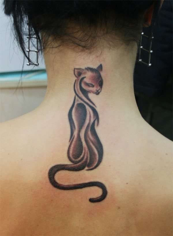 Tatuajes en el cuello: gato
