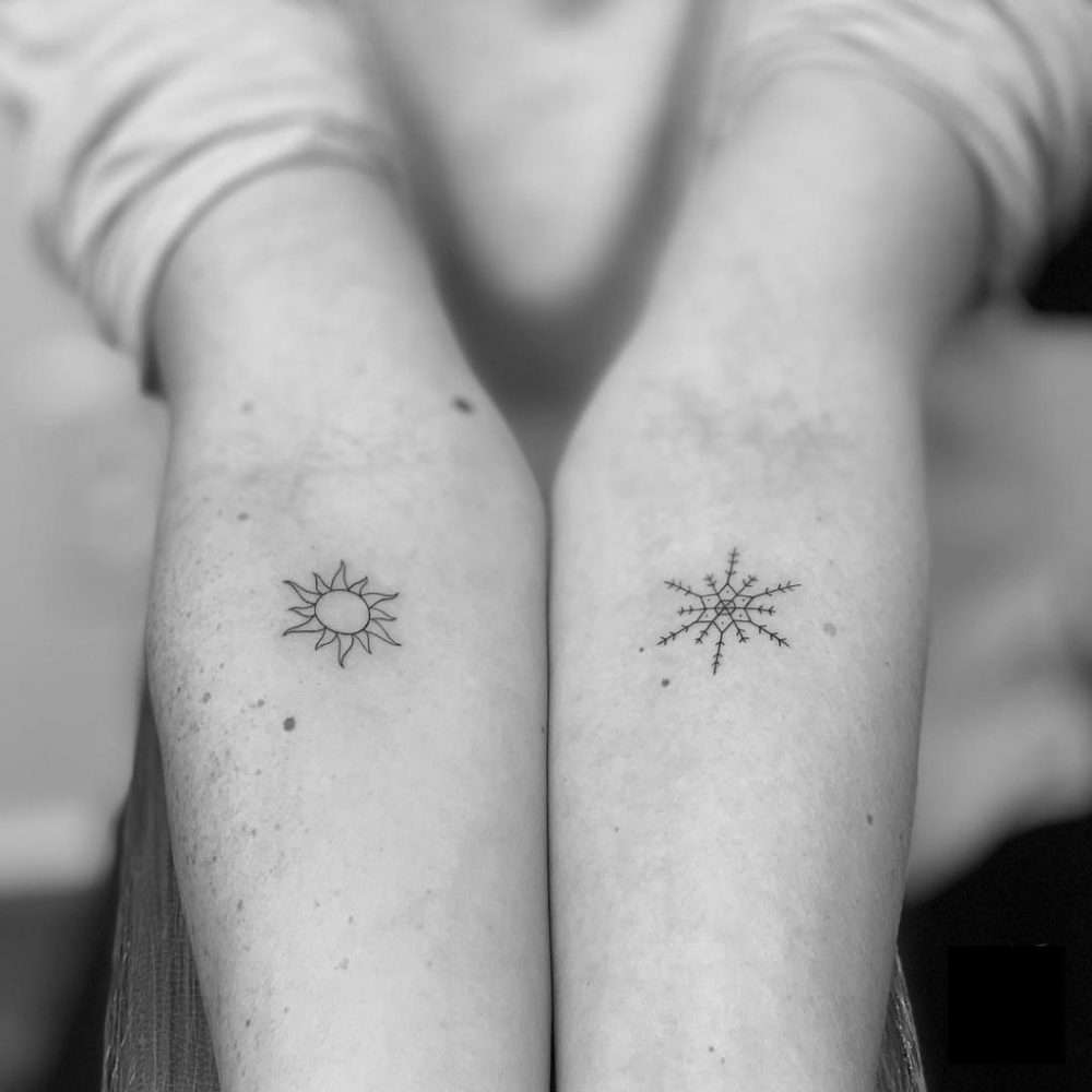 Tatuajes minimalistas: sol y copo de nieve