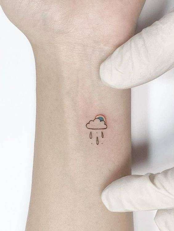 Tatuajes minimalistas: nube y arcoiris