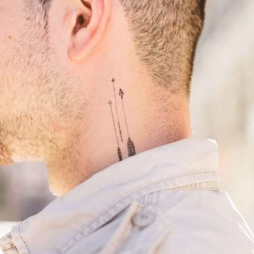 Tatuajes en el cuello: flechas