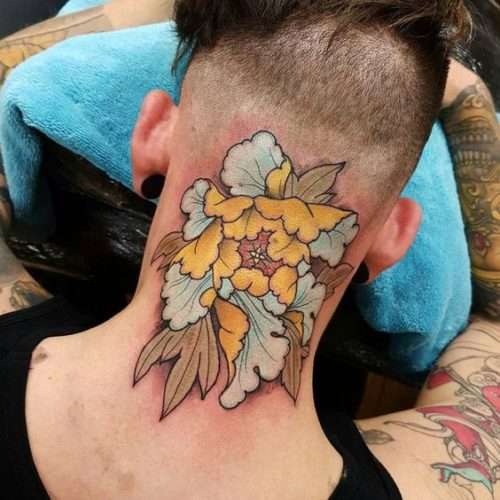 Tatuajes en el cuello: flor