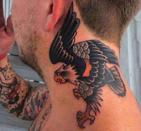 Tatuajes en el cuello: águila
