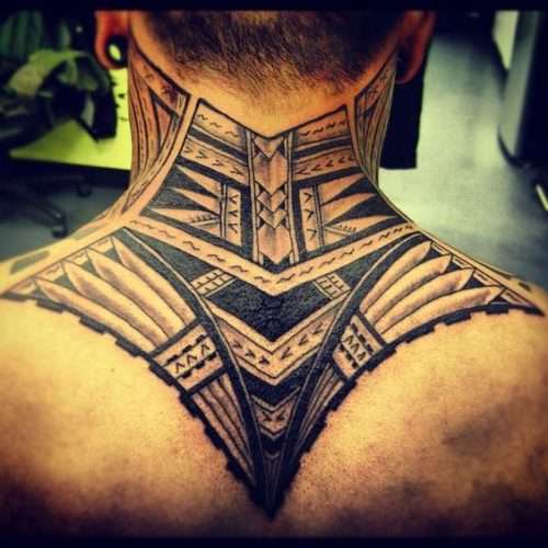Tatuaje en el cuello: estilo tribal