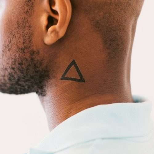 Tatuajes en el cuello: triángulo sencillo