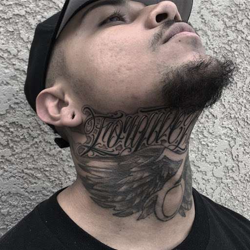 Tatuajes en el cuello: palabra 