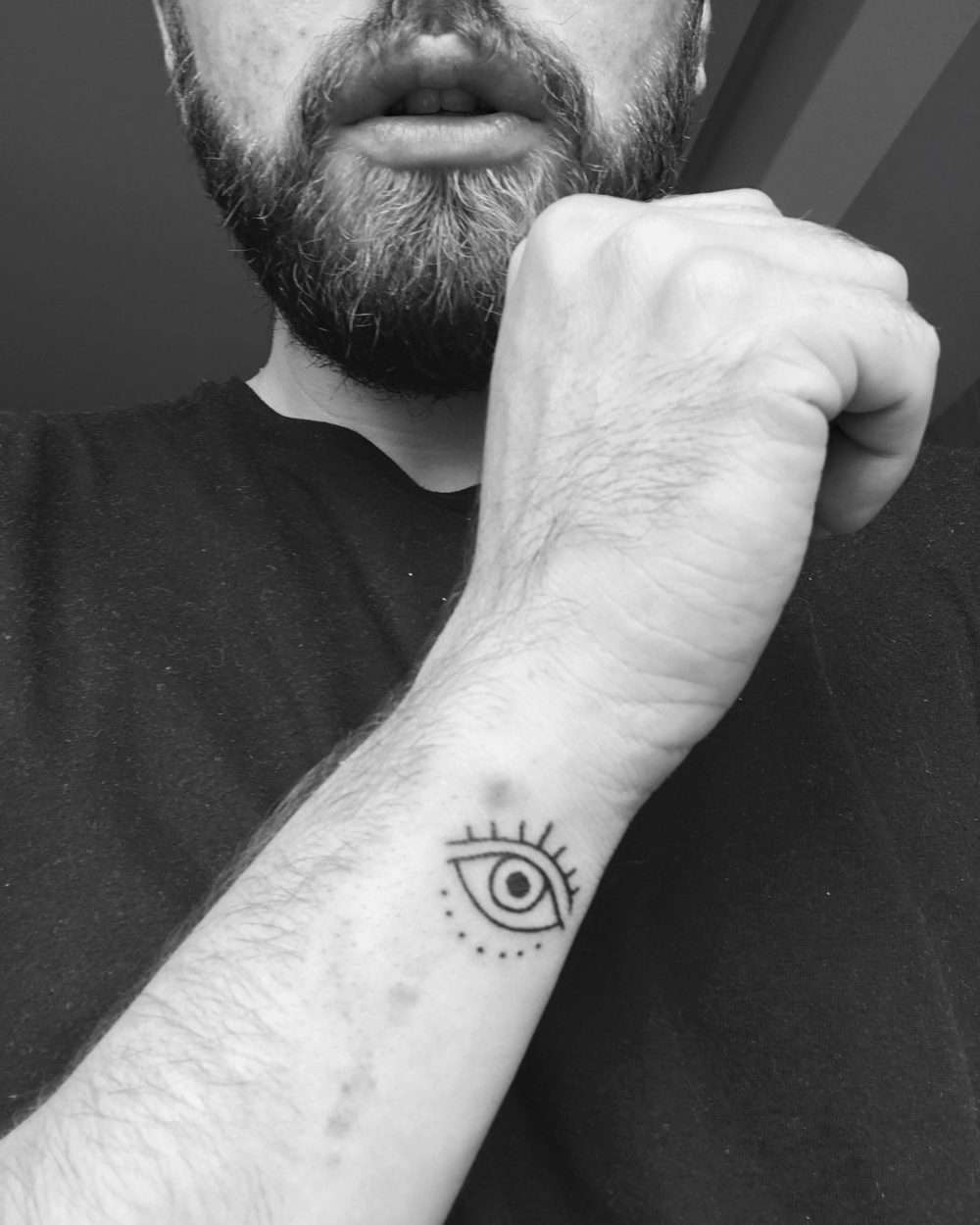 Tatuajes minimalistas: ojo