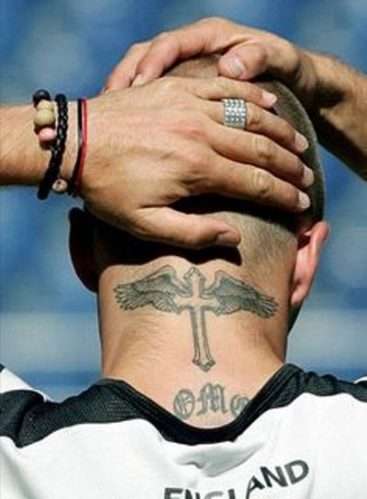 Tatuajes en el cuello: cruz con alas
