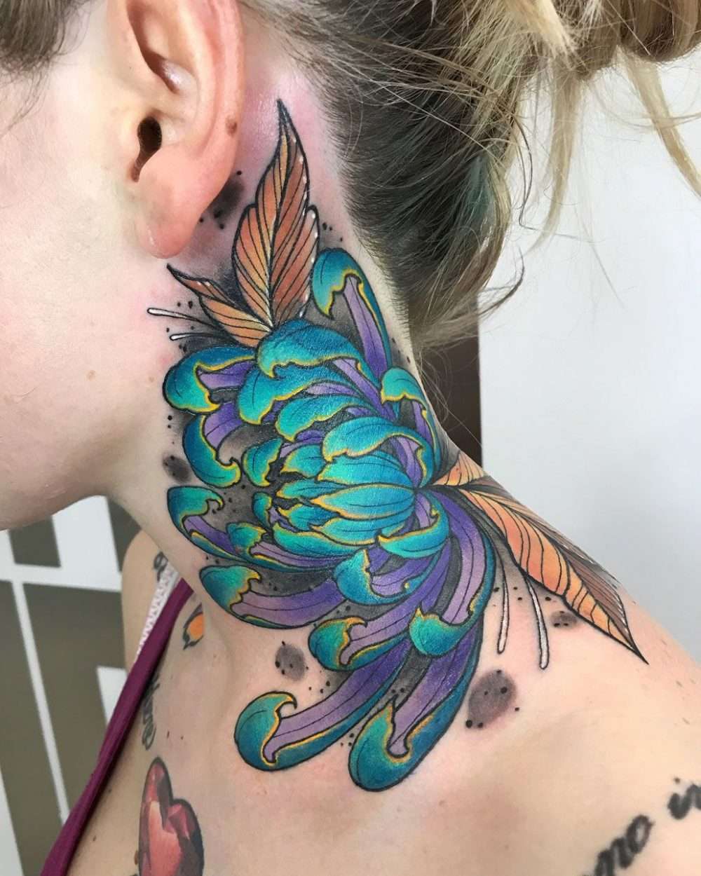 Tatuajes en el cuello: crisantemo