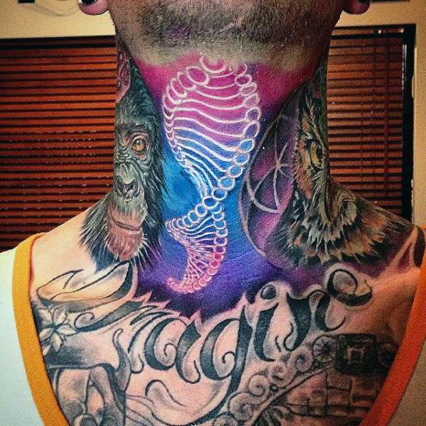 Tatuajes en el cuello: cadena de ADN