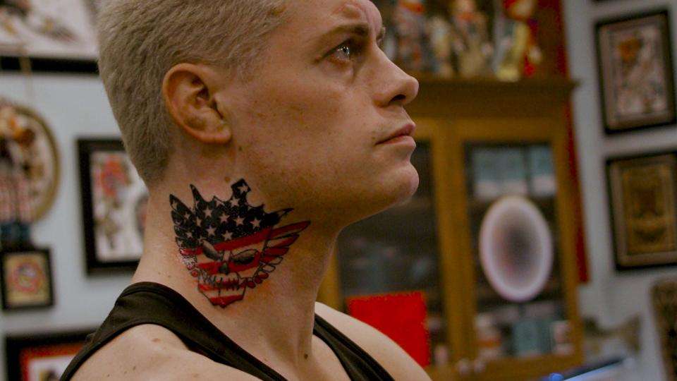 Tatuajes en el cuello: calavera y bandera Estados Unidos
