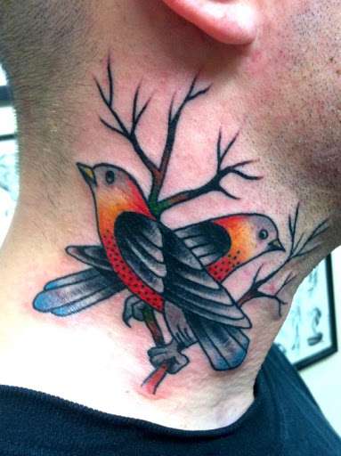 Tatuajes en el cuello: aves