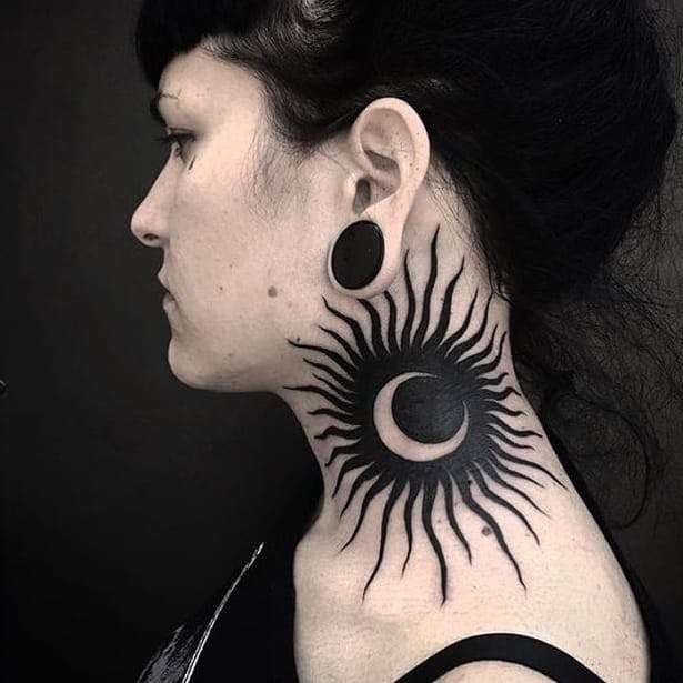 Tatuajes en el cuello: sol y luna