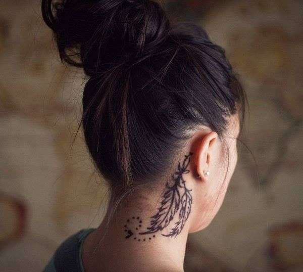 Tatuaje de plumas en el cuello