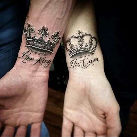 Tatuaje en la muñeca: coronas King y Queen