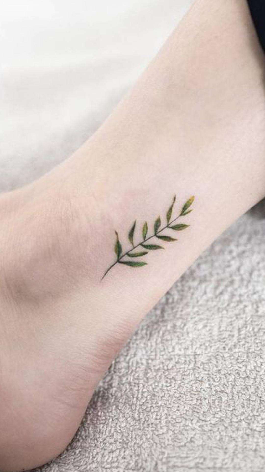 Tatuajes minimalistas: hojas verdes