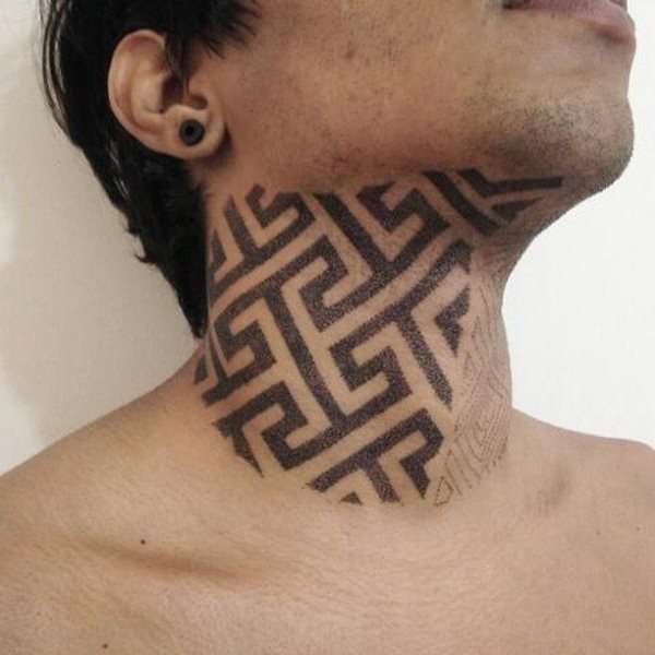 Tatuaje en el cuello en blanco y negro