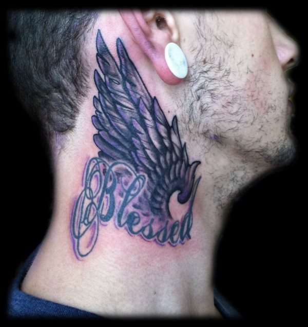 Tatuajes en el cuello: ala y palabra