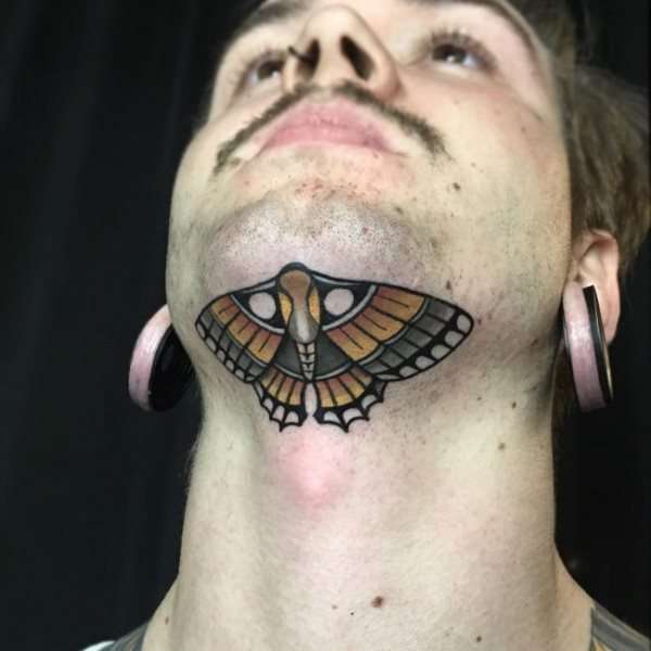 Tatuajes en el cuello: mariposa
