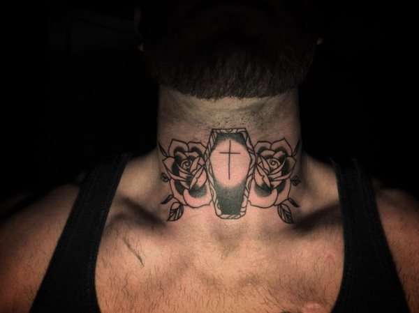 Tatuajes en el cuello: ataúd y rosas