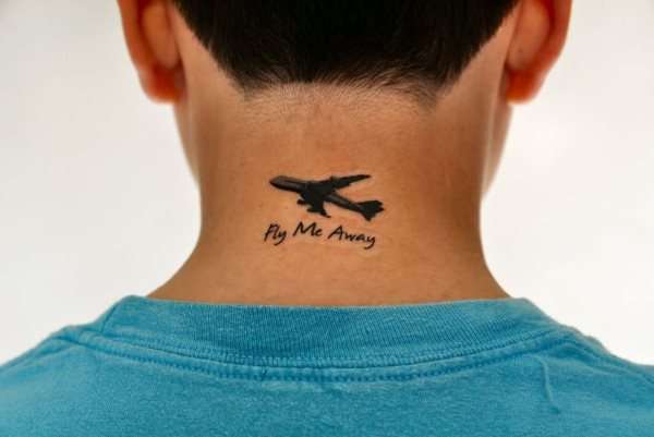 Tatuajes en el cuello: avión