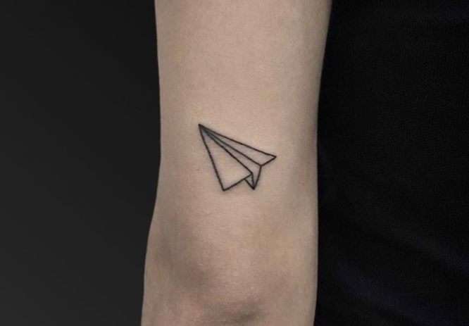 Tatuajes minimalistas: avión de papel