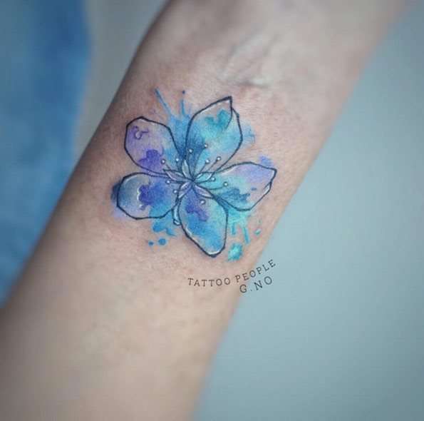 Tatuajes en la muñeca: flor en acuarela
