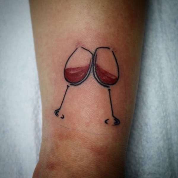 Tatuajes en la muñeca: copas de vino