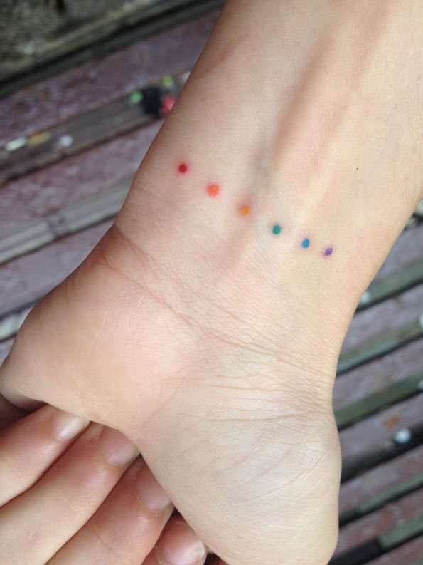 Tatuajes en la muñeca: puntos de colores