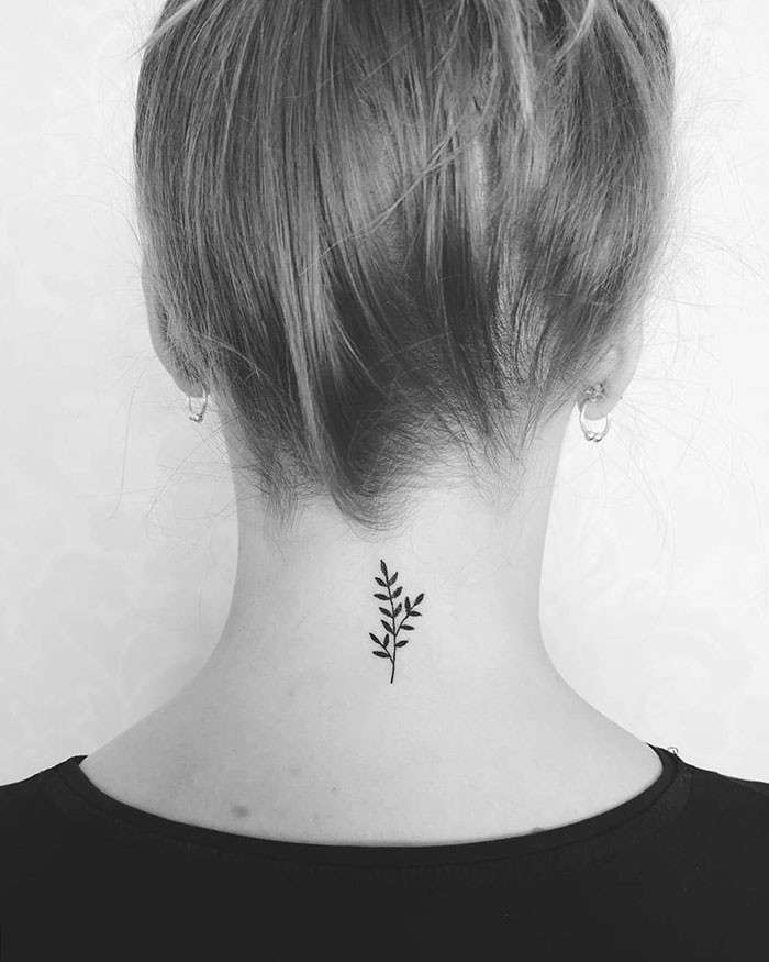 Tatuajes minimalistas: hojas en la nuca