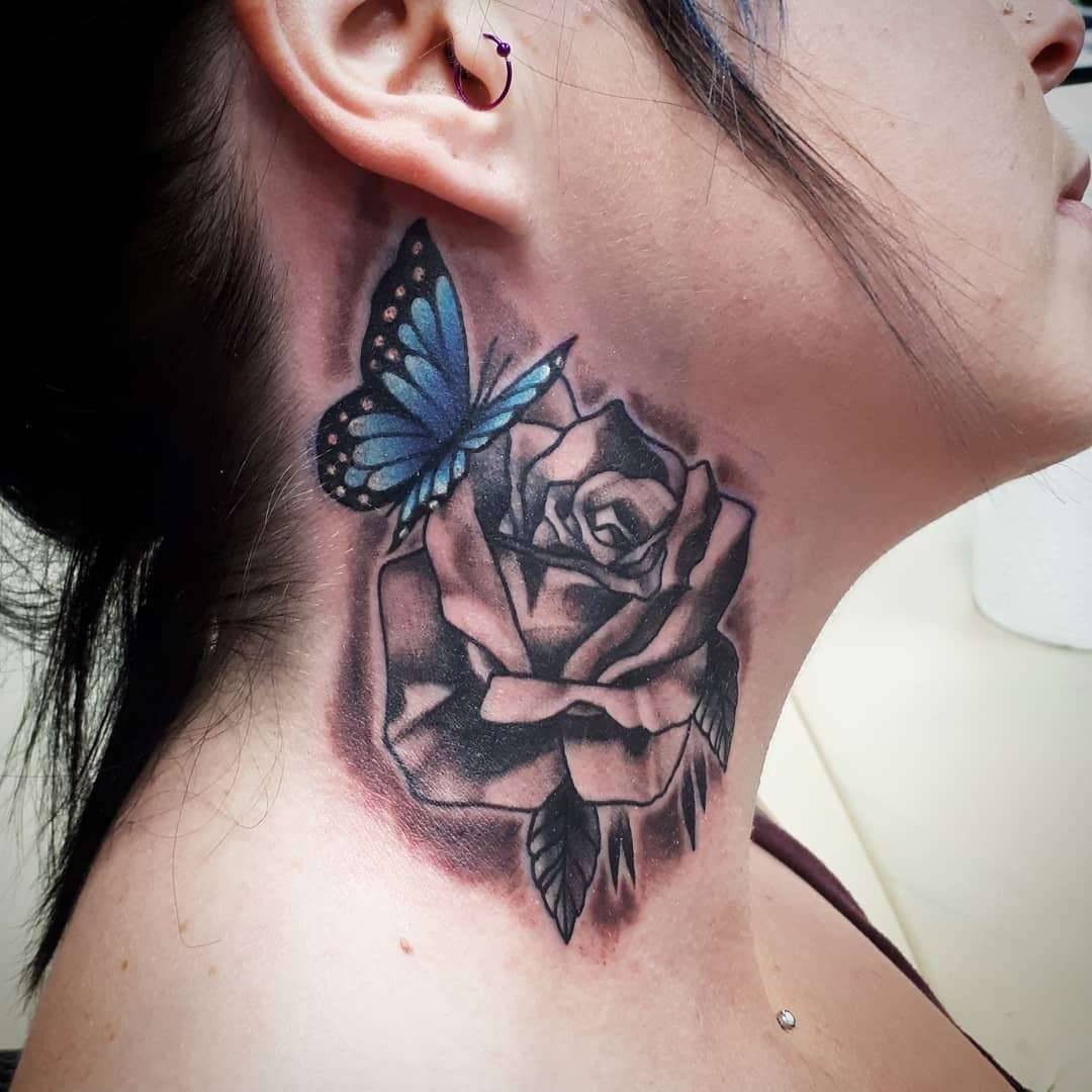 Tatuajes en el cuello: rosa y mariposa