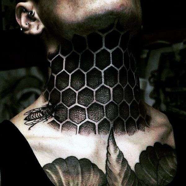 Tatuajes en el cuello: panal abejas blackwork