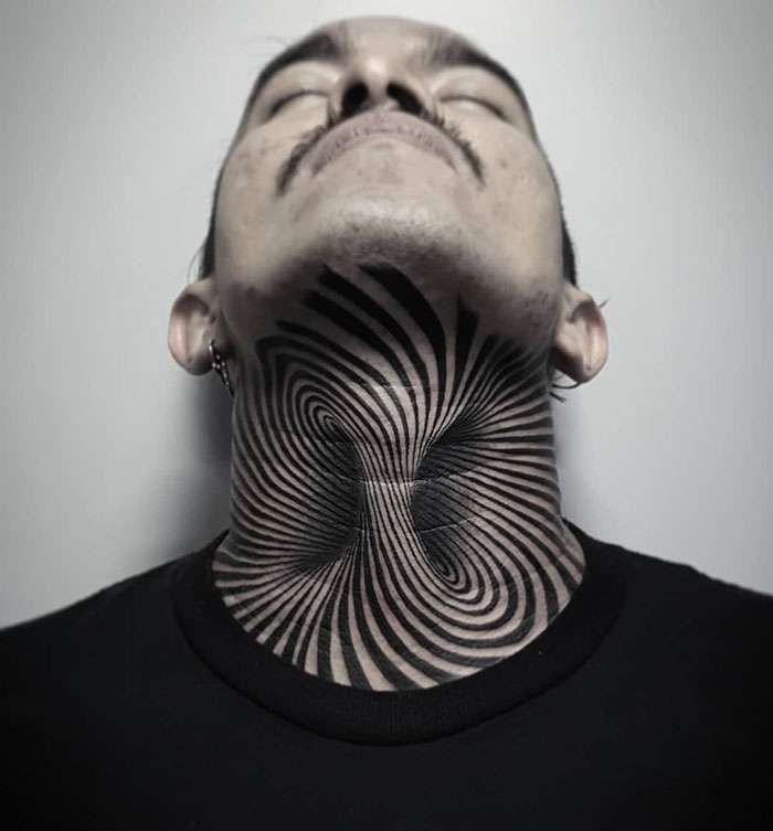 Tatuajes en el cuello: ilusión óptica