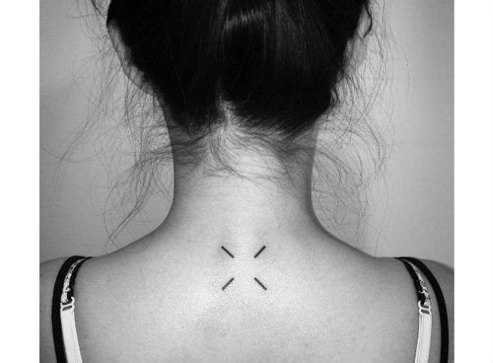 Tatuajes minimalistas: líneas negras