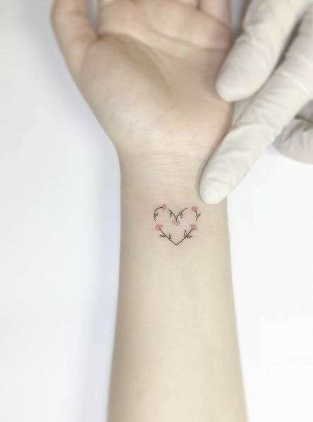 Tatuajes minimalistas: corazón de flores