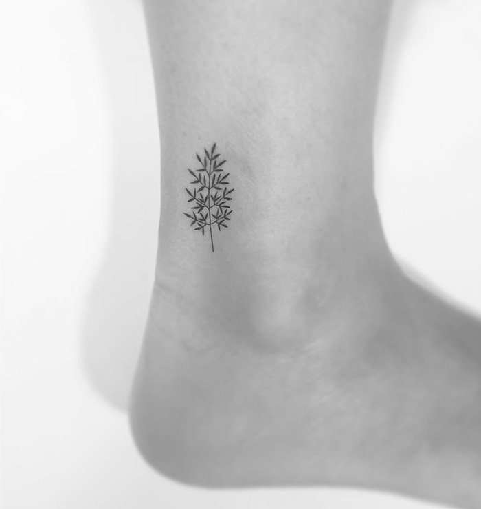Tatuajes minimalistas: árbol