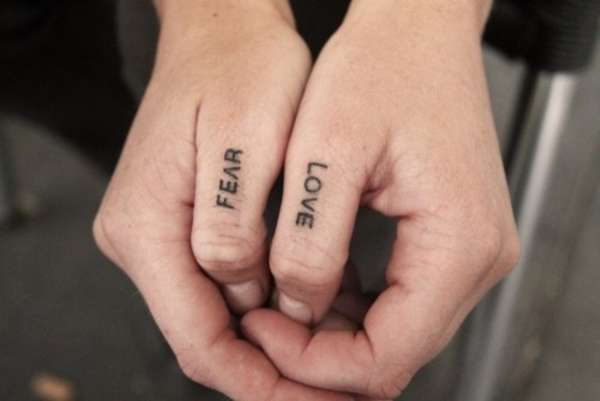 Tatuajes minimalistas: Fear Love