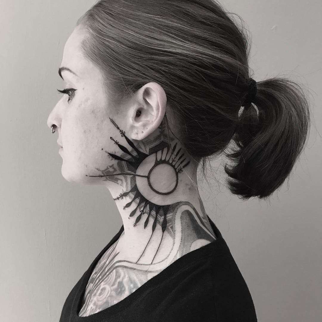 Tatuajes en el cuello: diseño en negro