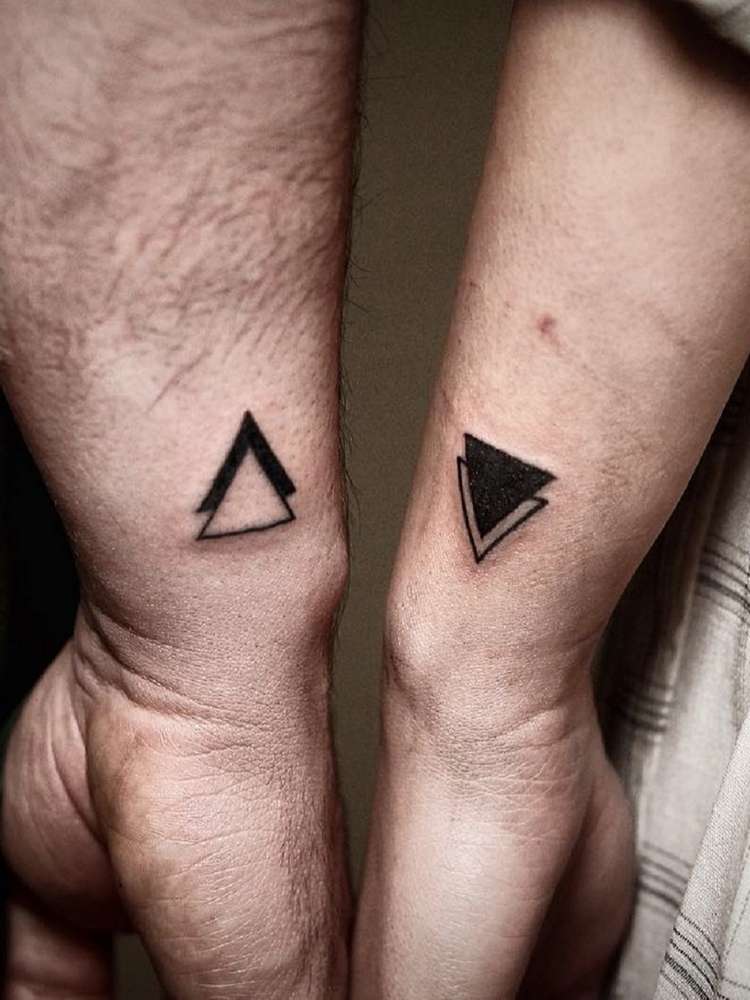 Tatuaje de triángulo opuestos y complementarios